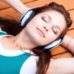 how-to-sleep-with-headphones